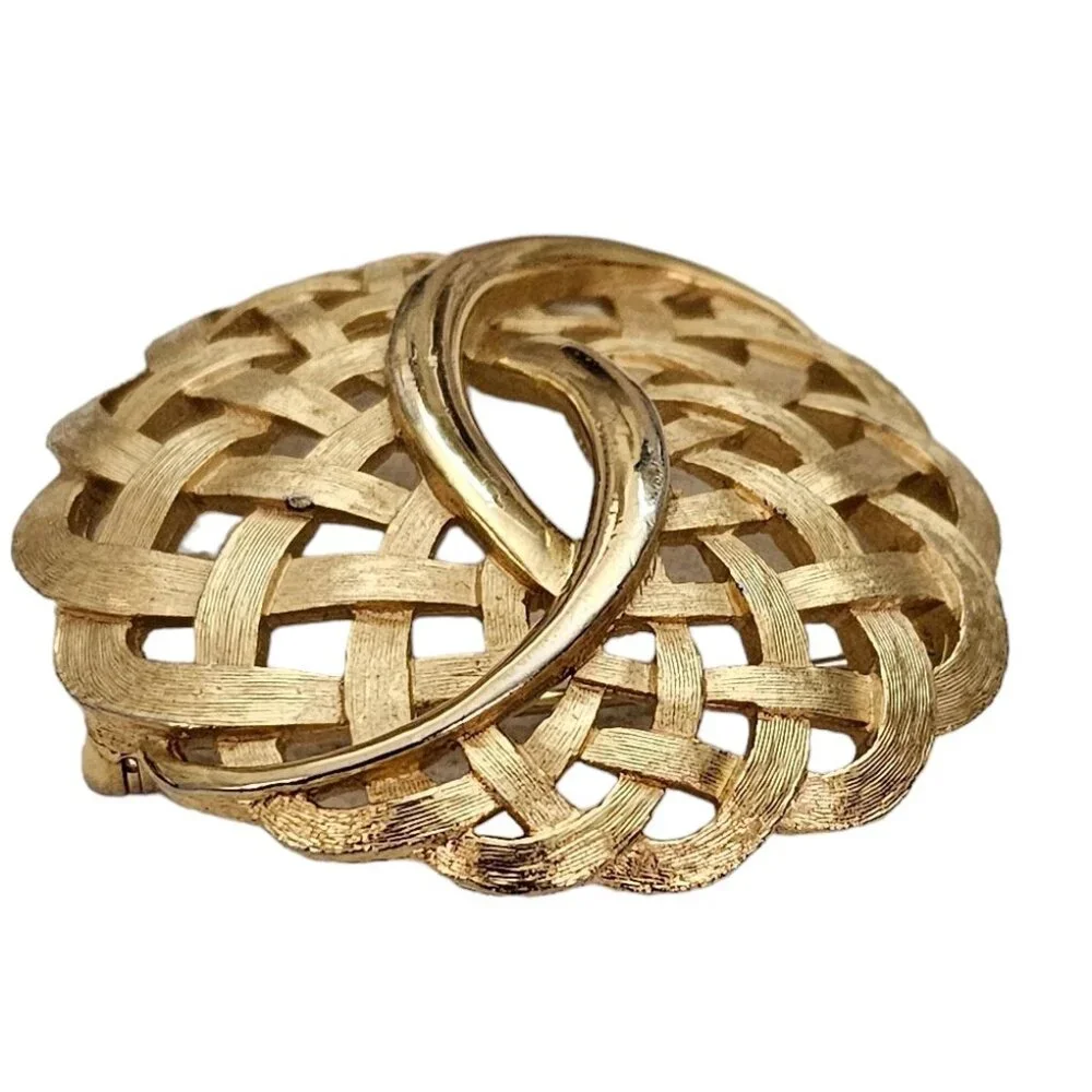Trifari Gold Tone Lattice Weave Round Ruffle Brooch, Signed L412 - Picture 5 of 9